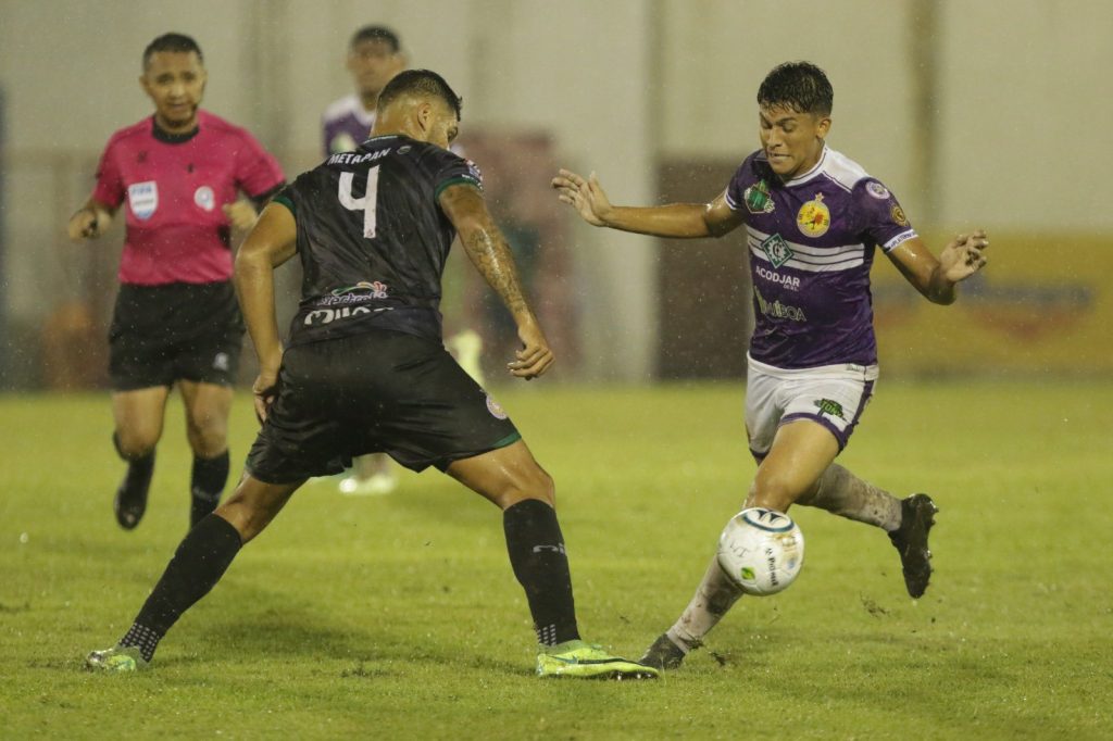 Metapán recibio duro golpe gallero en el Calero Suarez